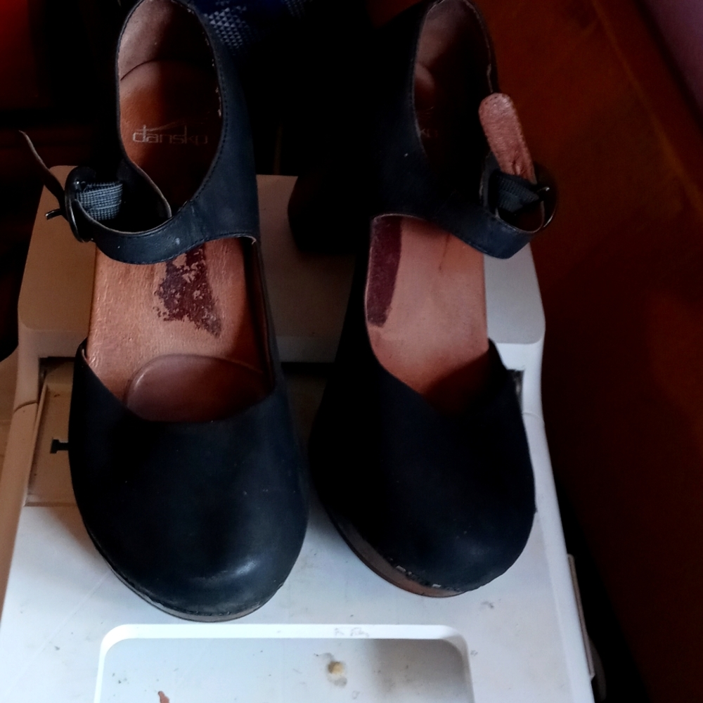 Dansko high heeled maryjane. They are black leather newbuck. Uk size 40 us 9-9.5
